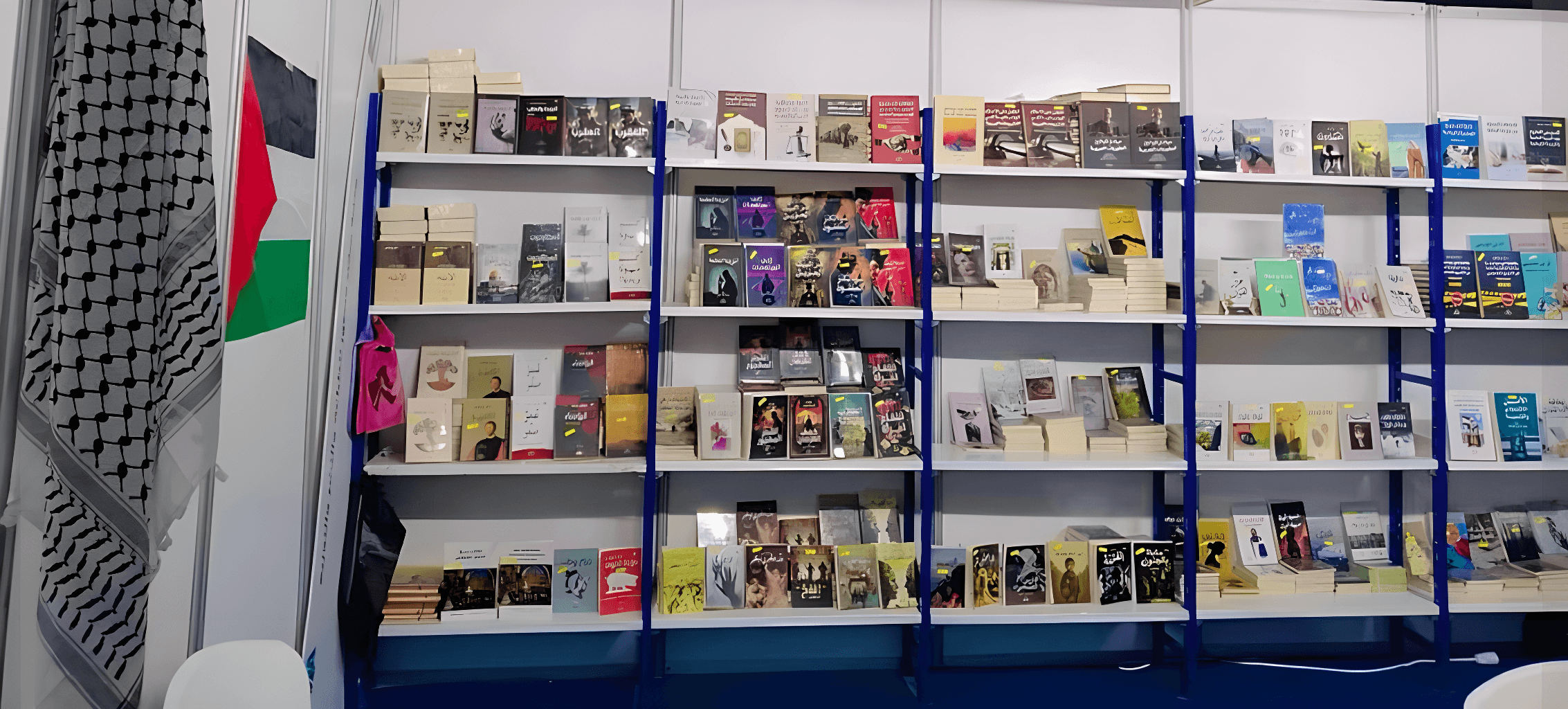 واجهة مكتبة سمير منصور ورفوف الكتب